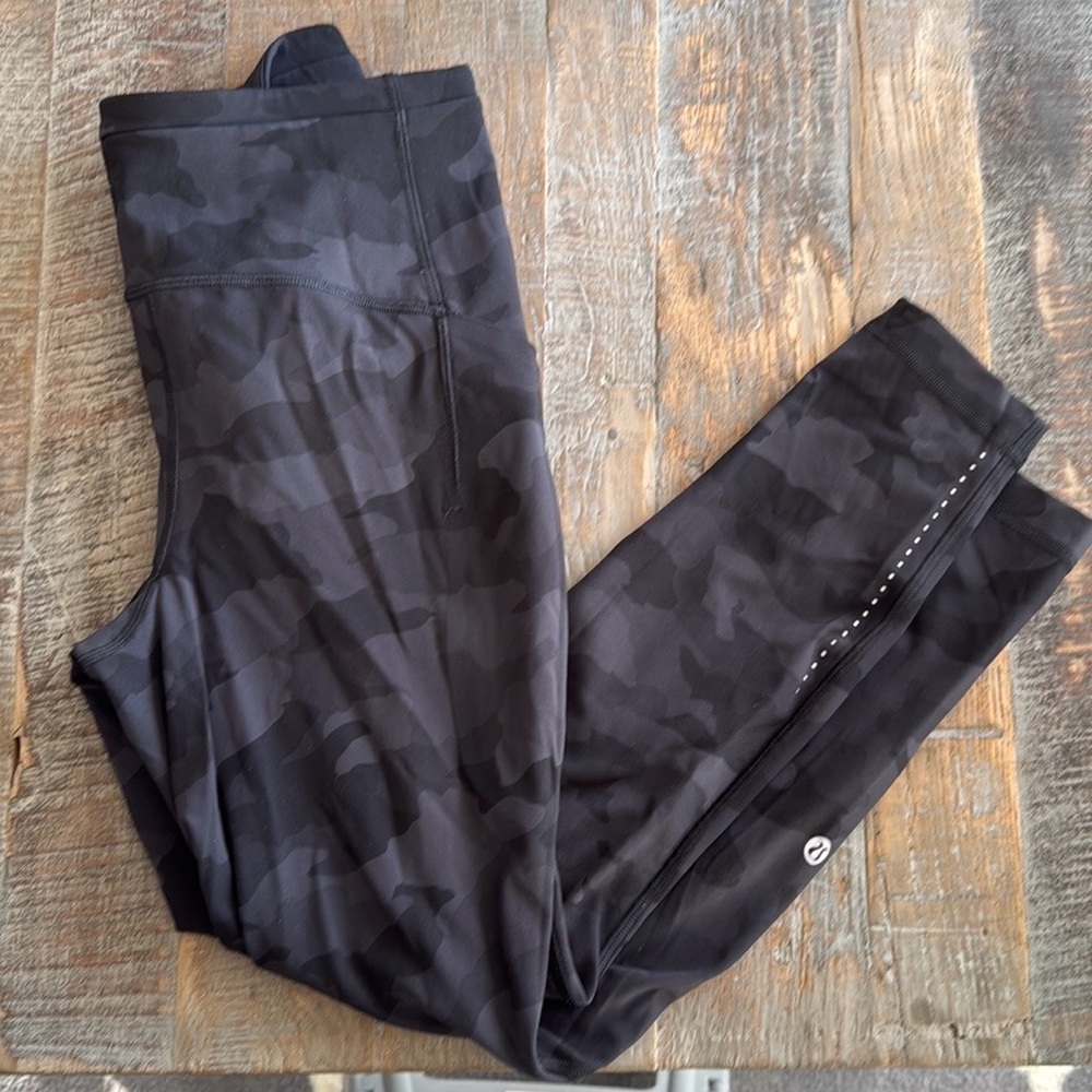 Lululemon Swift Speed High-Rise Tight 25” Size 6 Black Camo